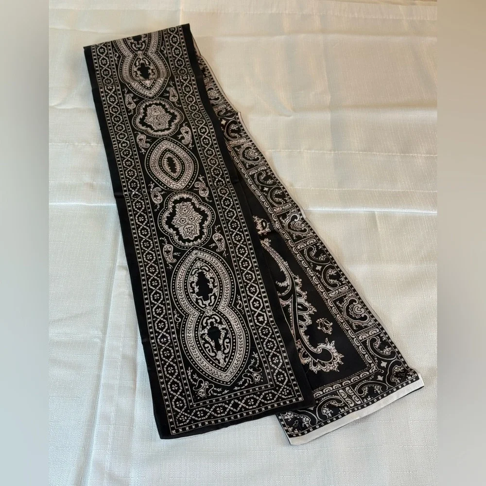 Ladies 41 x 5 fleur-de-lis neck or purse scarf. Brownish‎ Black with White/Gray